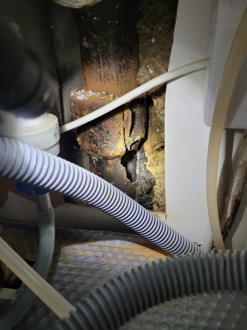 Køkkenstamme med hul i, set fra køkkenet.