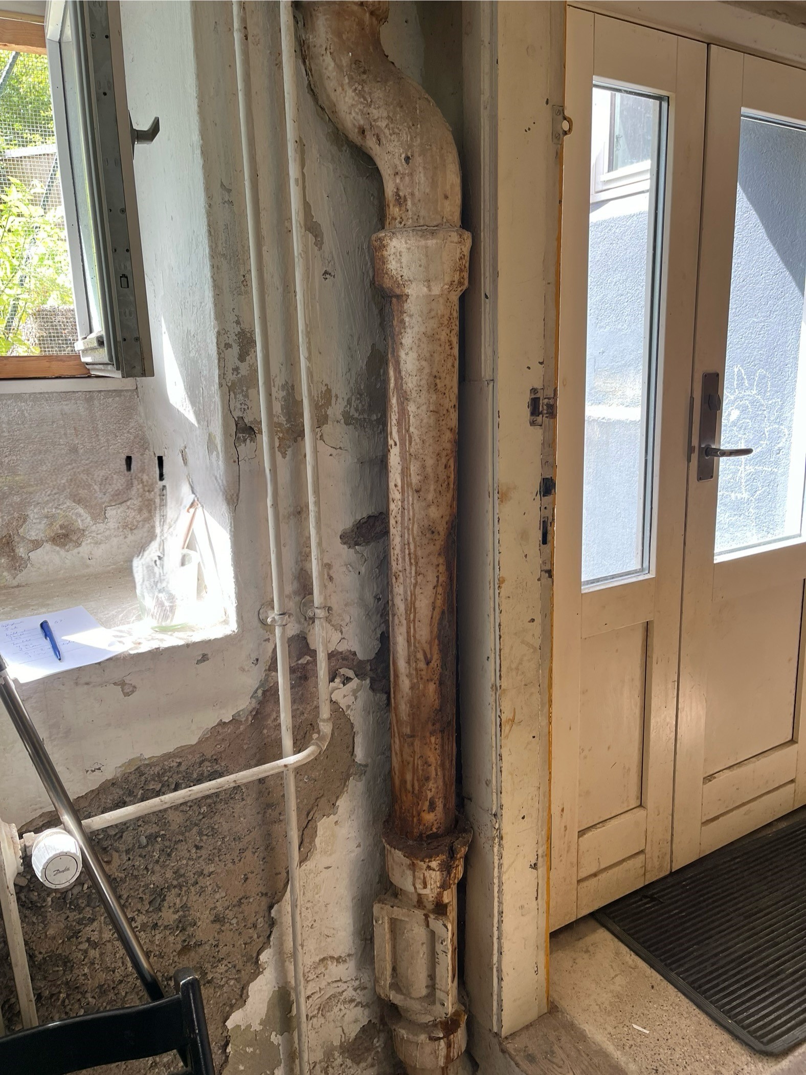 Køkkenfaldstamme med rust